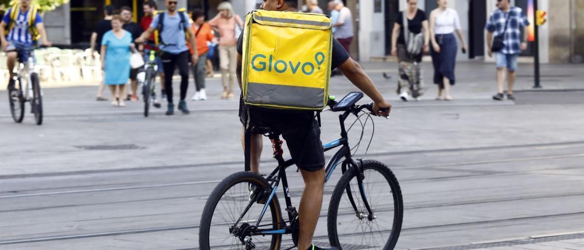 Un repartidor de Glovo en bici en una imagen de archivo