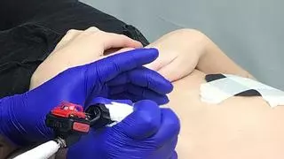 Piden 4 años de cárcel a un tatuador de Ibiza por abusar de una menor a la que tatuaba