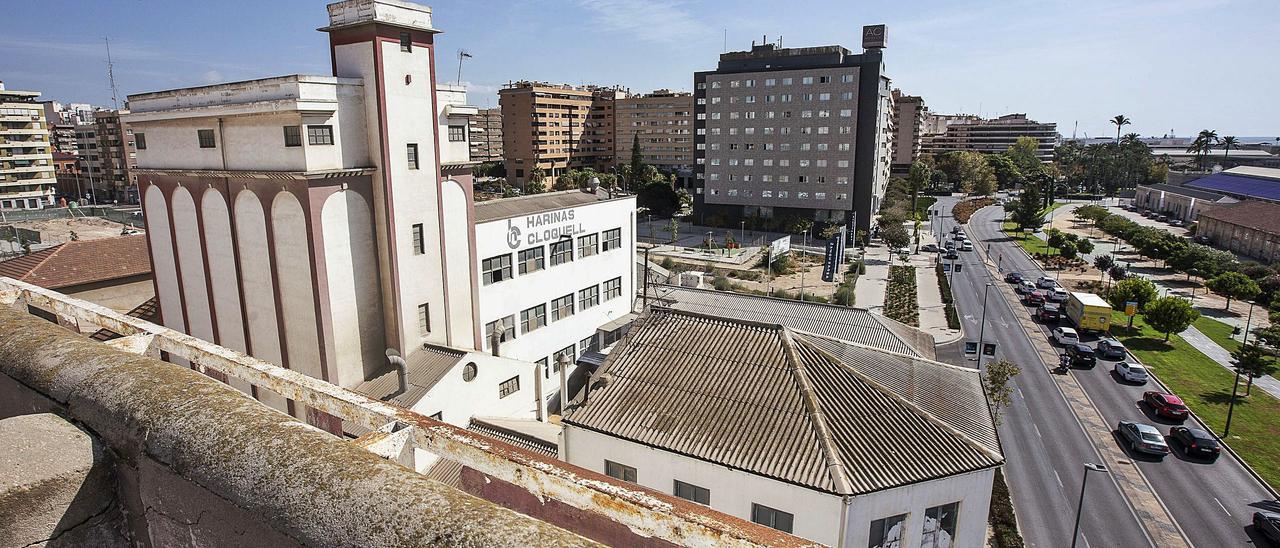 Imagen aérea desde Harinas Bufort de la fábrica de Harinas Cloquell, que se encuentra en pleno traslado a Mutxamel tras casi nueve décadas en lo que fue el cinturón industrial de Alicante.  | ALEX DOMÍNGUEZ