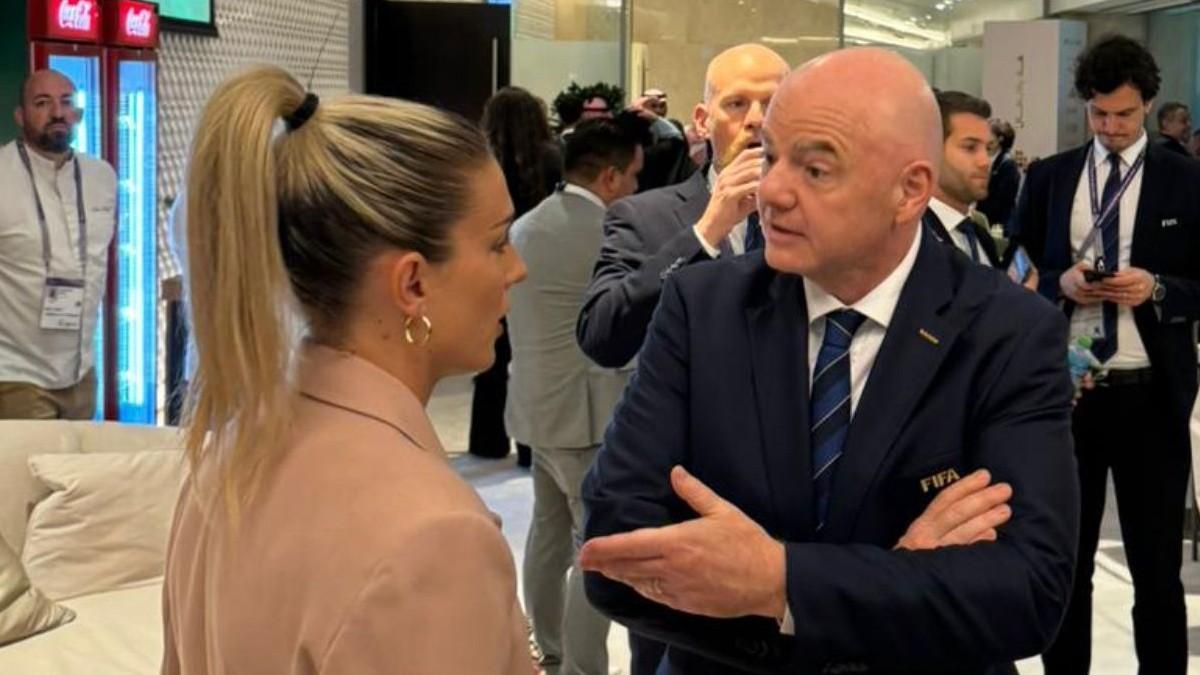 Alexia dialoga con el máximo mandatario de la FIFA