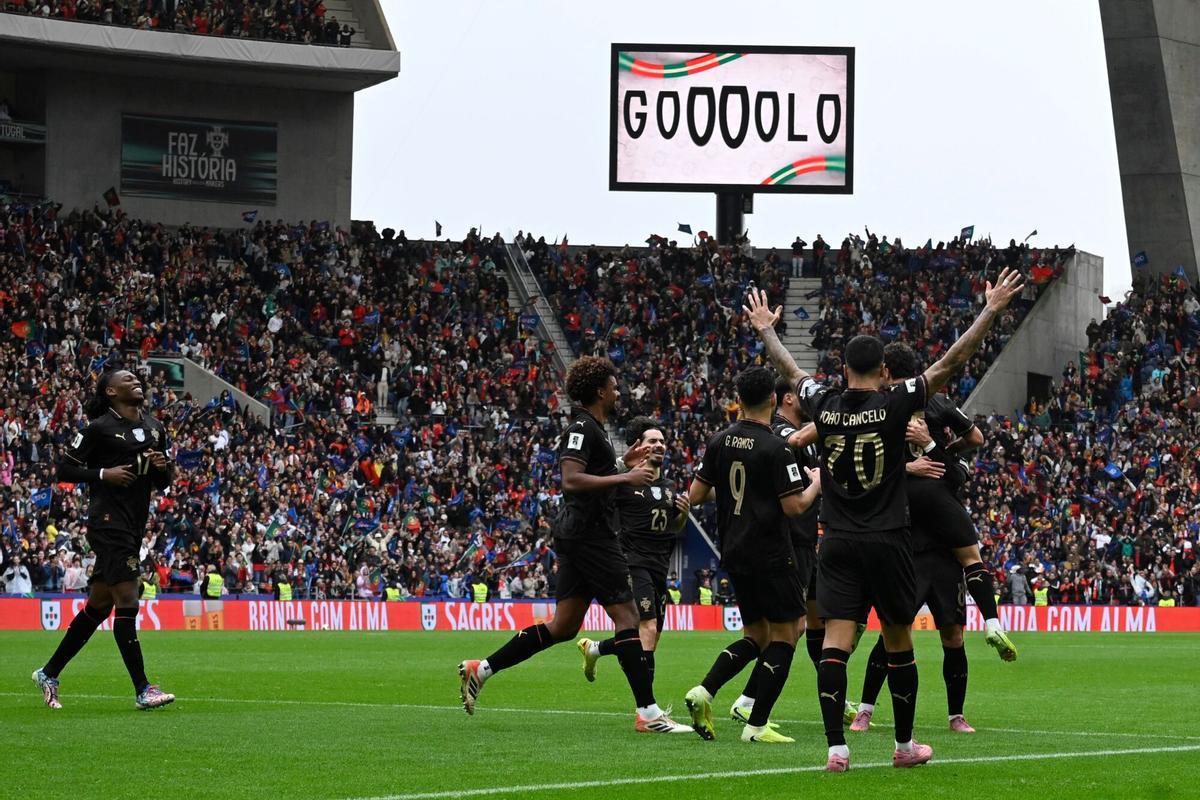 Los internacionales portugueses festejan uno de los goles sobre Armenia.