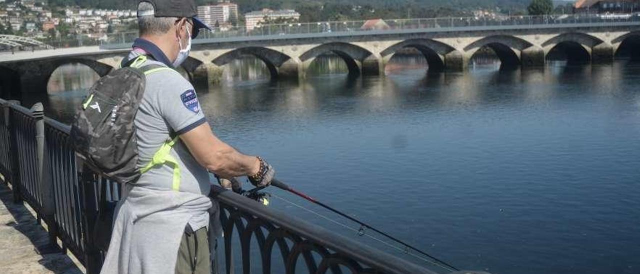 Un aficionado pesca en el río Lérez. // Rafa Vázquez