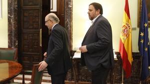 El ministro Cristóbal Montoro y el vicepresidente de la Generalitat, Oriol Junqueras, en Madrid.