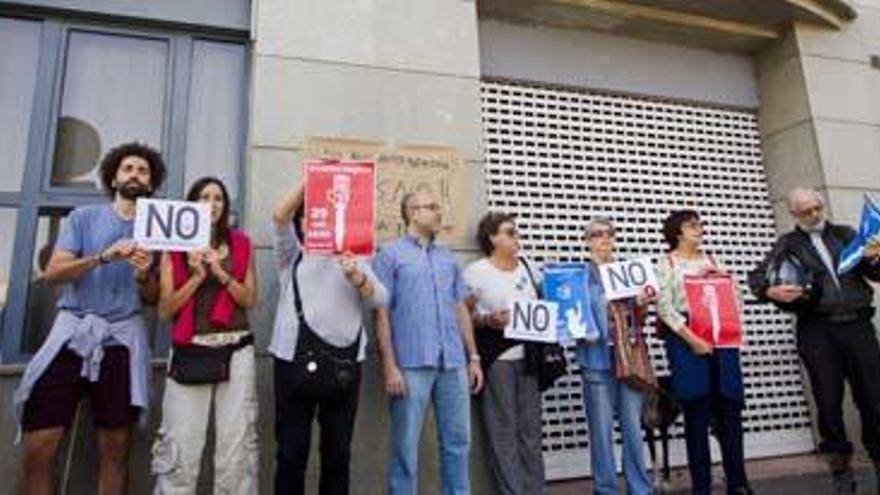 La protesta ante la sede del PSPV tuvo nula repercusión.