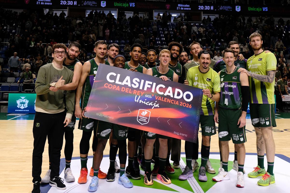 Los jugadores del Unicaja posan con el cartel que anuncia su presencia en la Copa del Rey de Valencia.