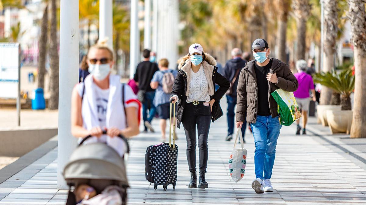 Turistas en el paso de la playa de Levante de Benidorm