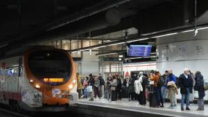 Usuarios de Rodalies en la estación de Sants de Barcelona.