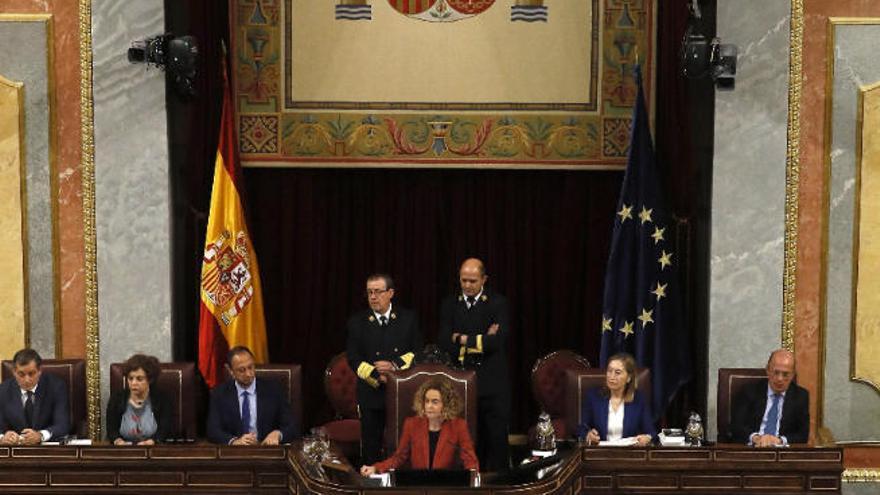 Batet, flanqueada por los miembros de la Mesa del Congreso de los Diputados.