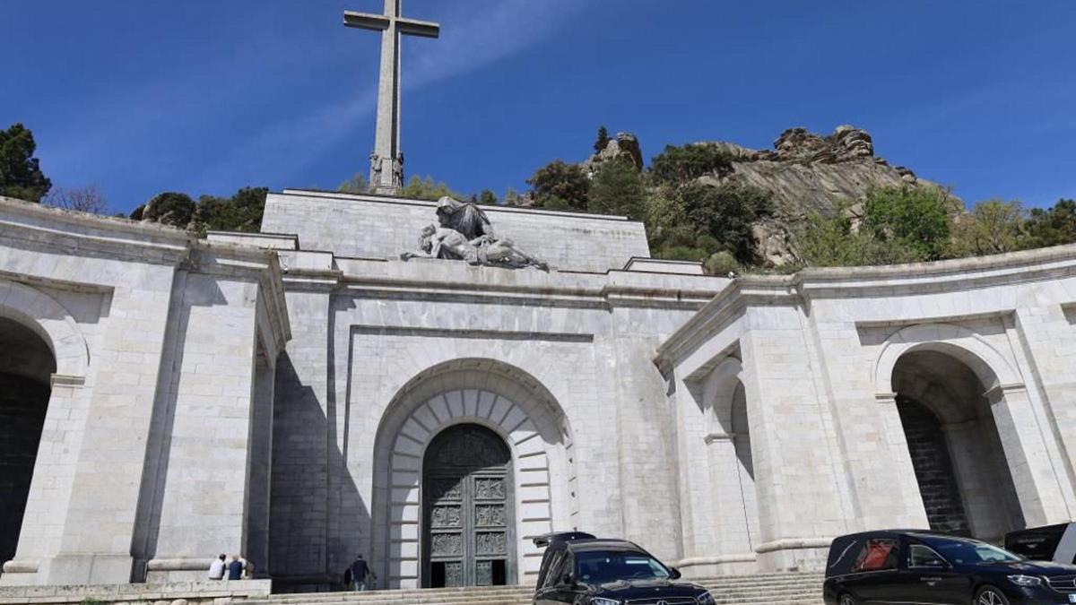 El cotxe fúnebre que ha traslladat les restes de Primo de Rivera del Valle de Cuelgamuros al cementiri de San Isidro de Madrid