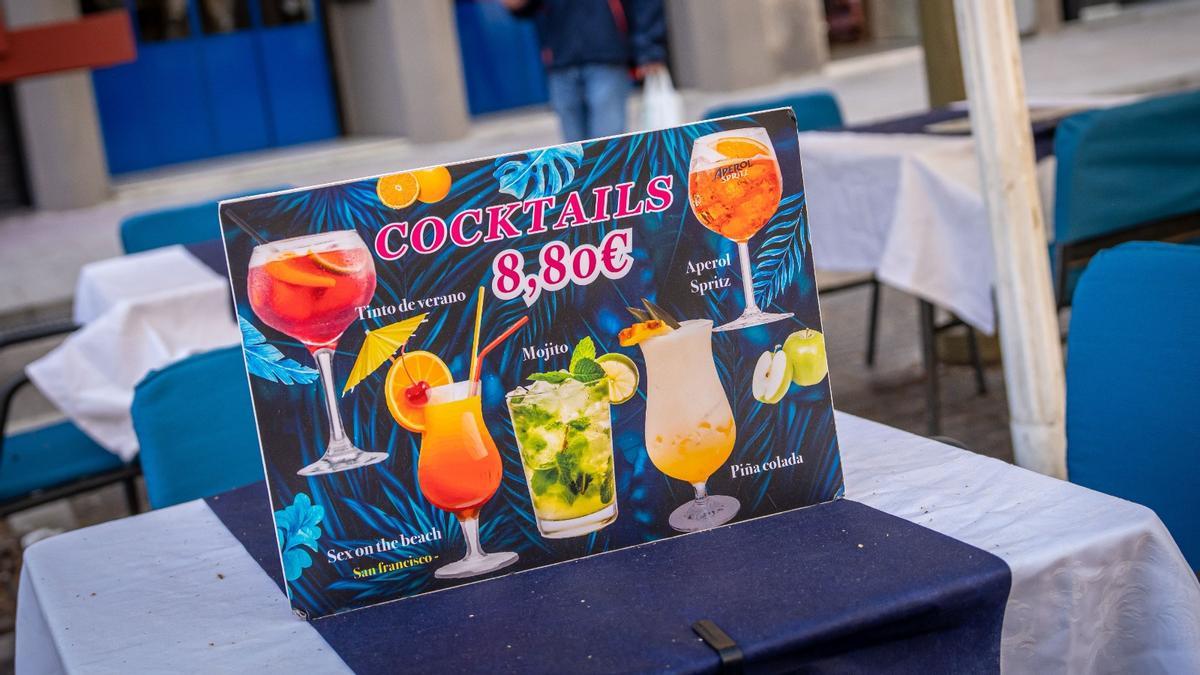 Un cartel con oferta de cócteles en la Rambla.