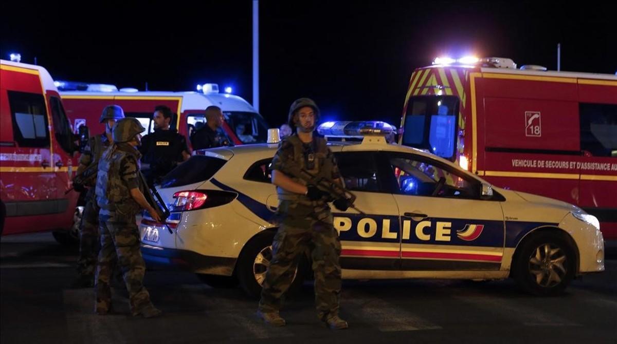 Soldats i forces de rescat es despleguen a la zona de Niça on s’ha produït l’atemptat. 