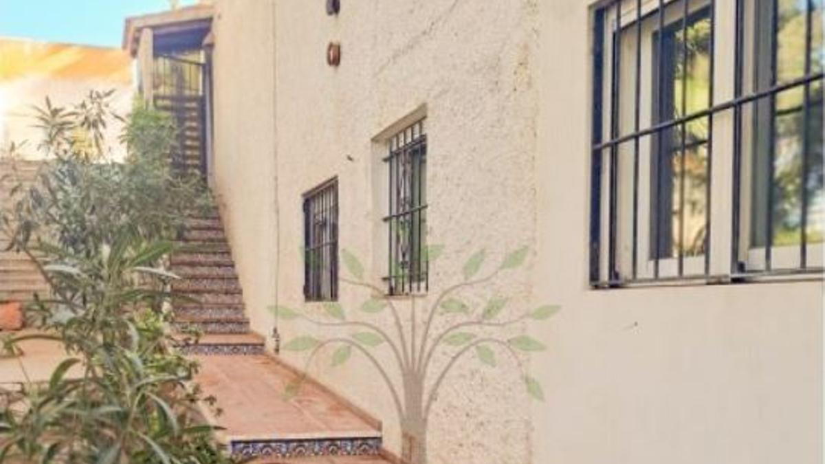 La casa cuenta con amplia zona exterior