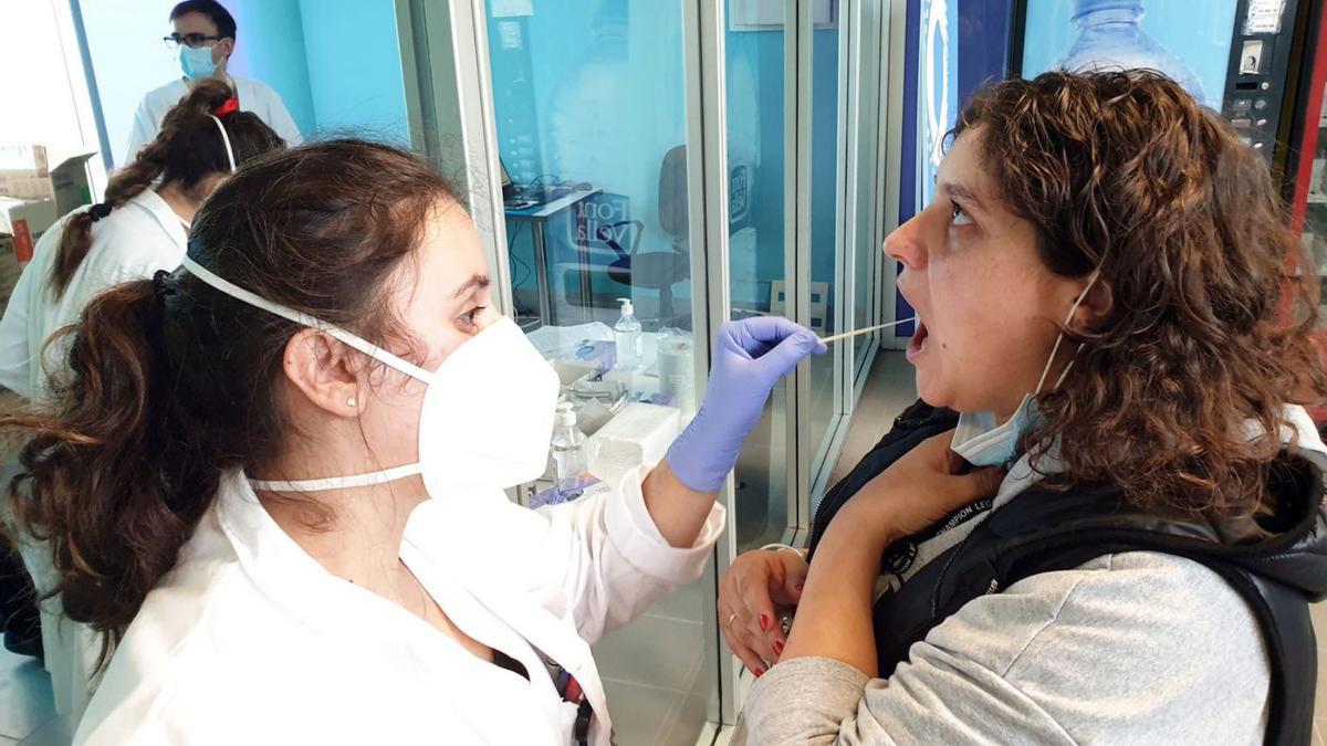 Toma de muestra de una prueba de antígenos gratuita en la estación viguesa de Guixar. 