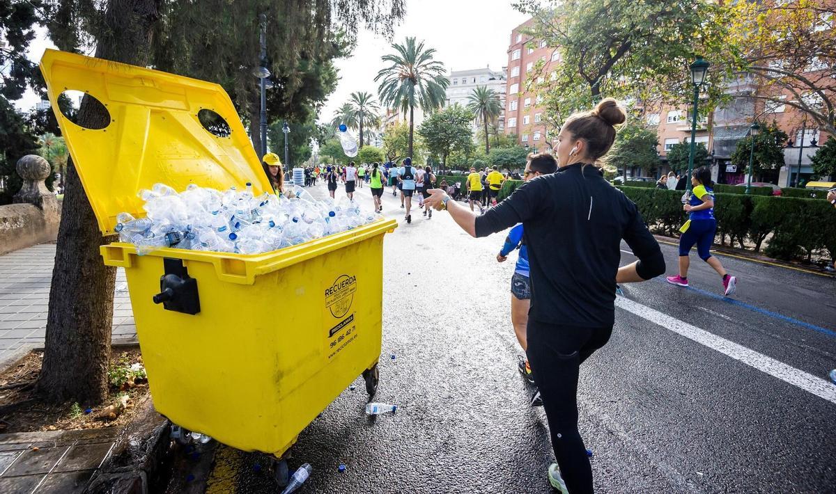 En 2022, en el Maratón Valencia con más de 21 000 finishers, se recuperaron 11 550 kilogramos de residuos de envases de plástico y 3700 de papel y cartón.