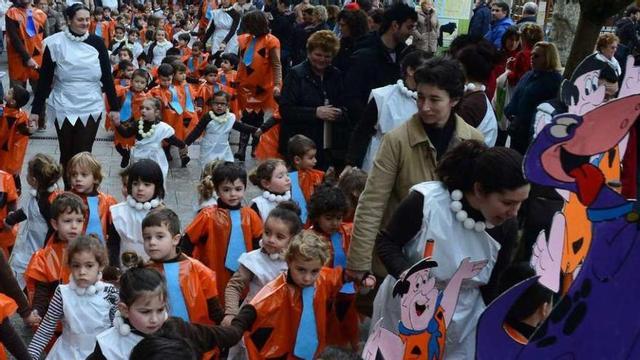 Alumnos de A Pedra disfrazados de personajes de cómic en el último Entroido,dentro de una de las actividades de fomento de la lectura del colegio. // Gonzalo Núñez