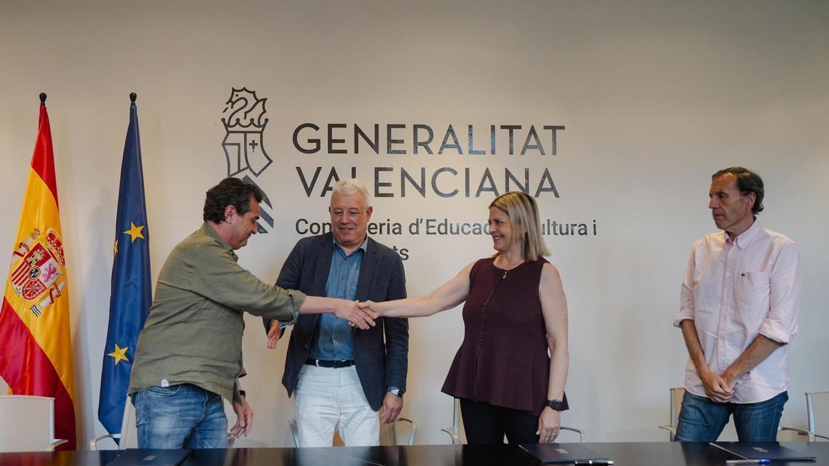 Representantes de ANPE y CSIF (d) firman el acuerdo de retribuciones con la Conselleria de Educación.