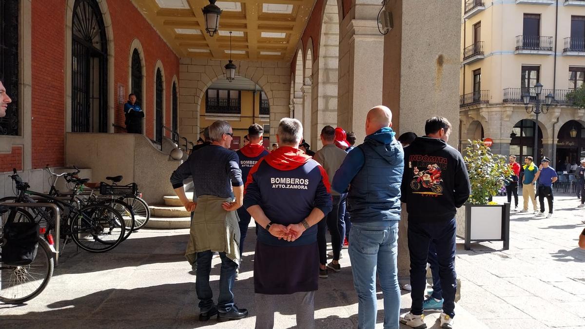Nueva movilización de bomberos y policías municipales de Zamora a las puertas del Ayuntamiento