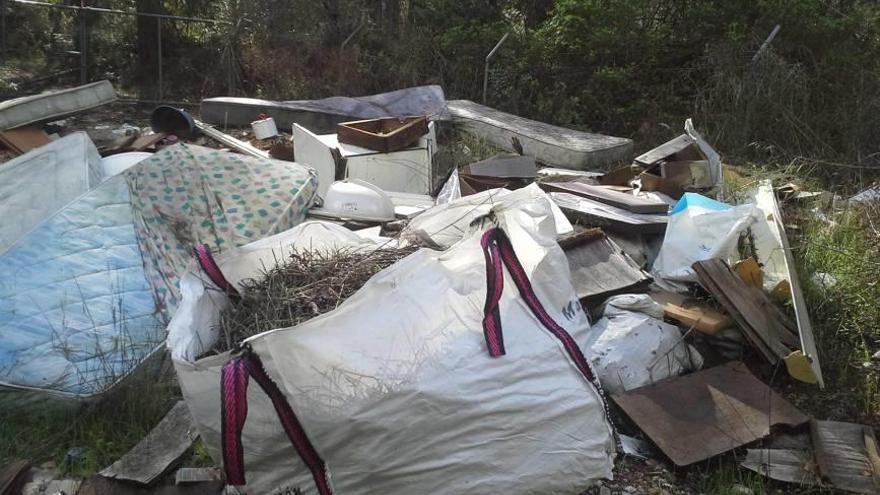 Basura en la carretera a Puigpunyent