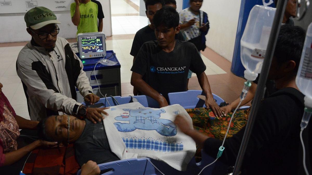 Evacuación de un paciente en un hospital de Padang tras un terremoto.