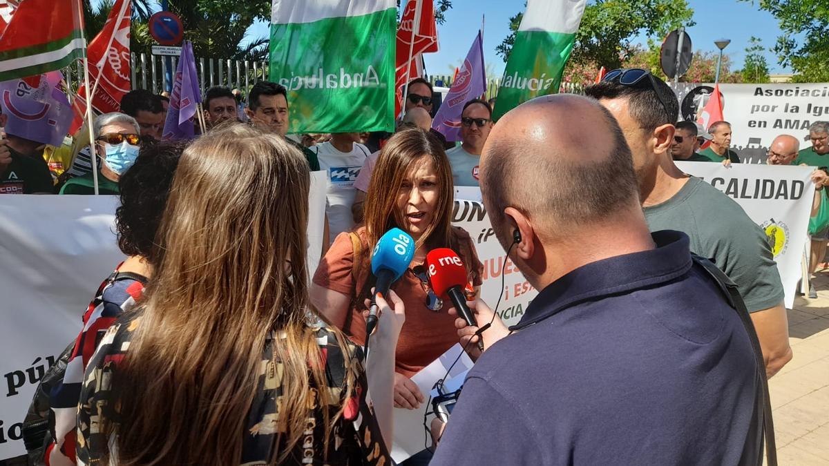 Atendiendo a los medios  Sara Pérez en la Concentración en los SSCC de AMAYA en Sevilla
