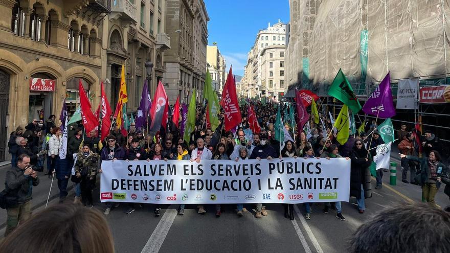 Manifestants a la vaga de sanitat i educació a Barcelona