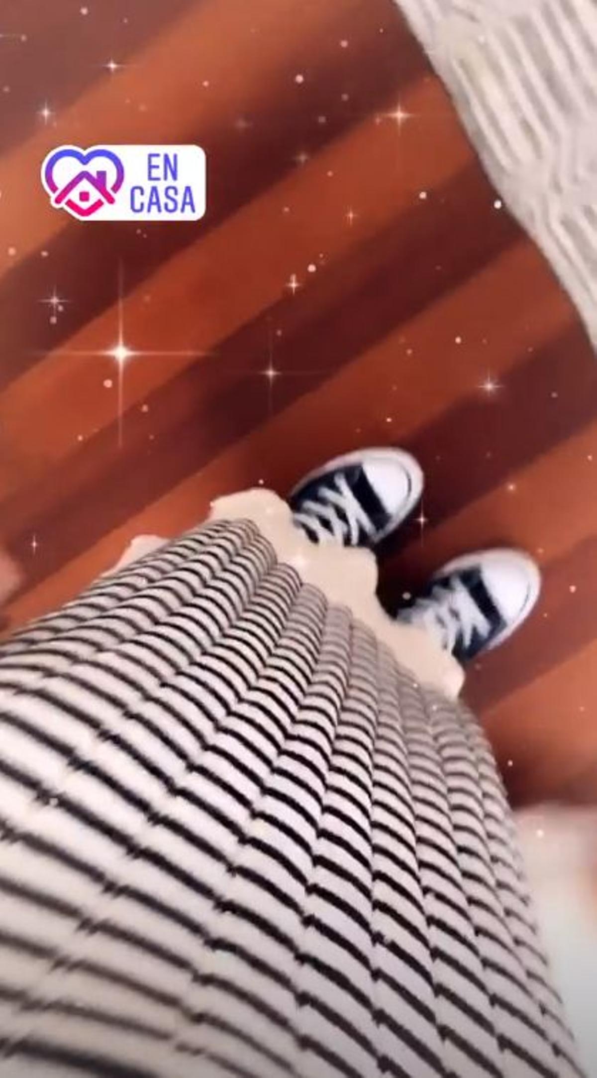 Captura del stories de Sara Carbonero en el que muestra cómo combina un vestido de punto de Zara con Converse negras