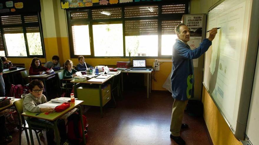 El profesor Javier Morán emplea una pizarra digital para dar Matemáticas a niños de Primaria.