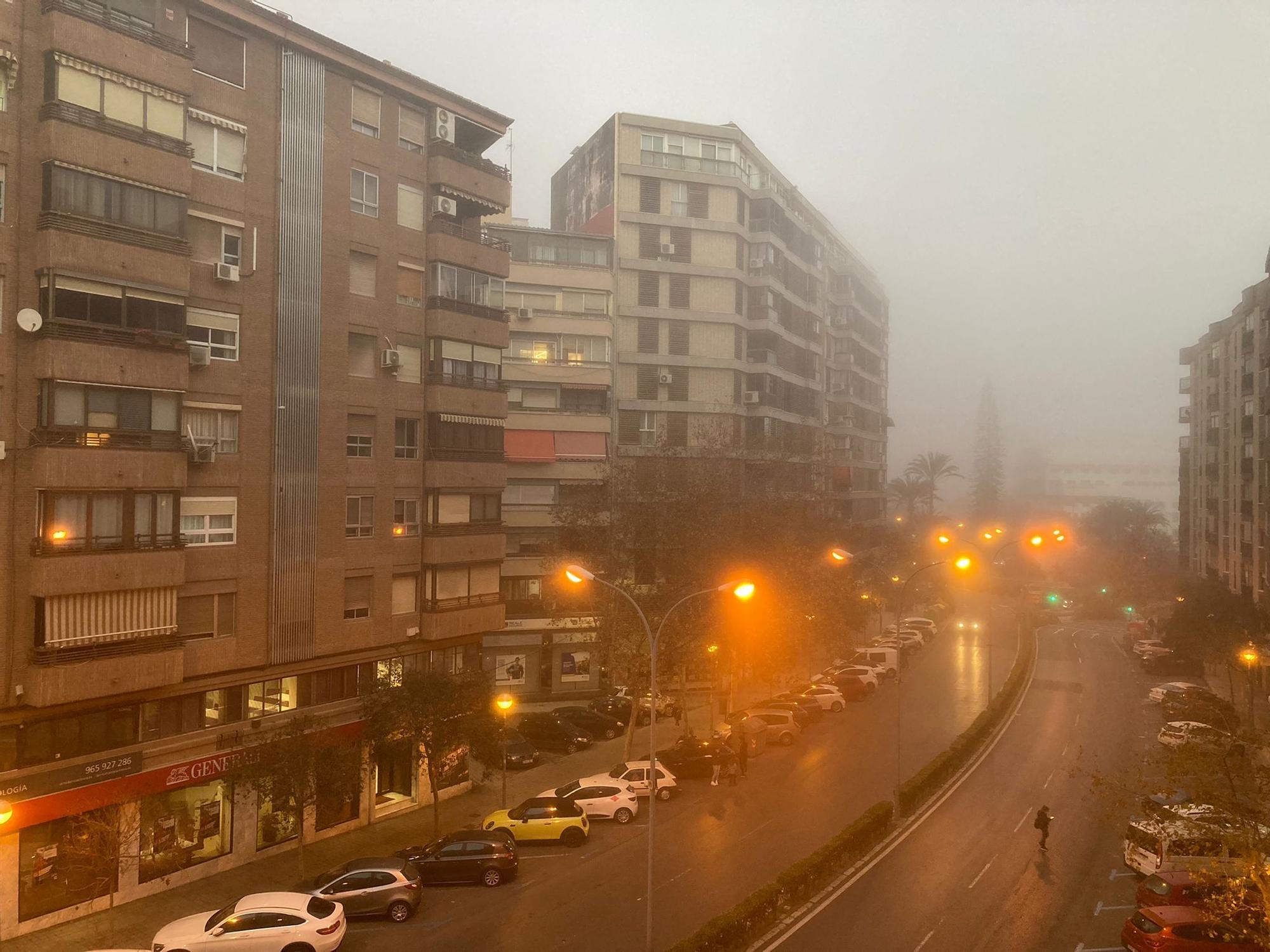 Una intensa niebla cubre el cielo de Alicante y hace "desaparecer" Santa Bárbara