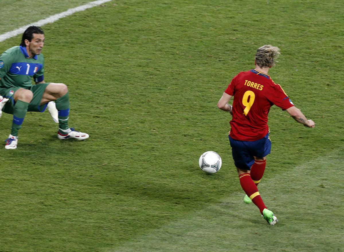 El delantero español Fernando Torres marca el 3-0 durante la final de la Eurocopa de fútbol 2012 entre España e Italia en el estadio Olímpico de Kiev, Ucrania.