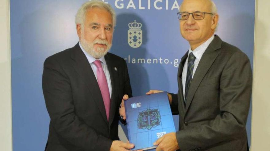 El fiscal superior de Galicia (a la dcha.) entregó ayer la memoria anual de 2015 al presidente del Parlamento.