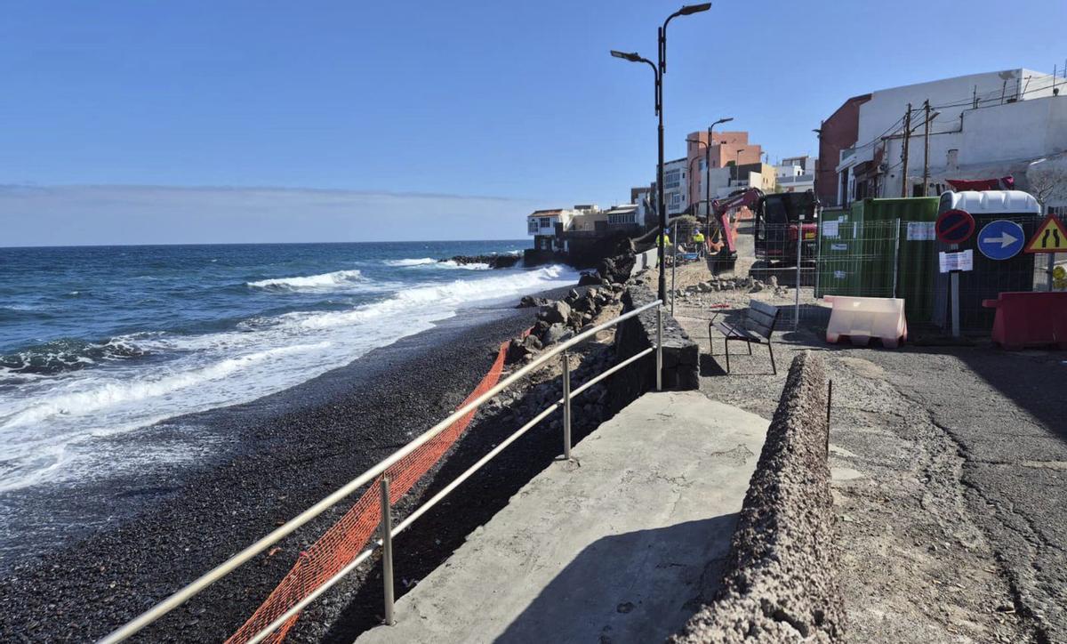Obra de reposición del muro en la costa de Playa de la Viuda.