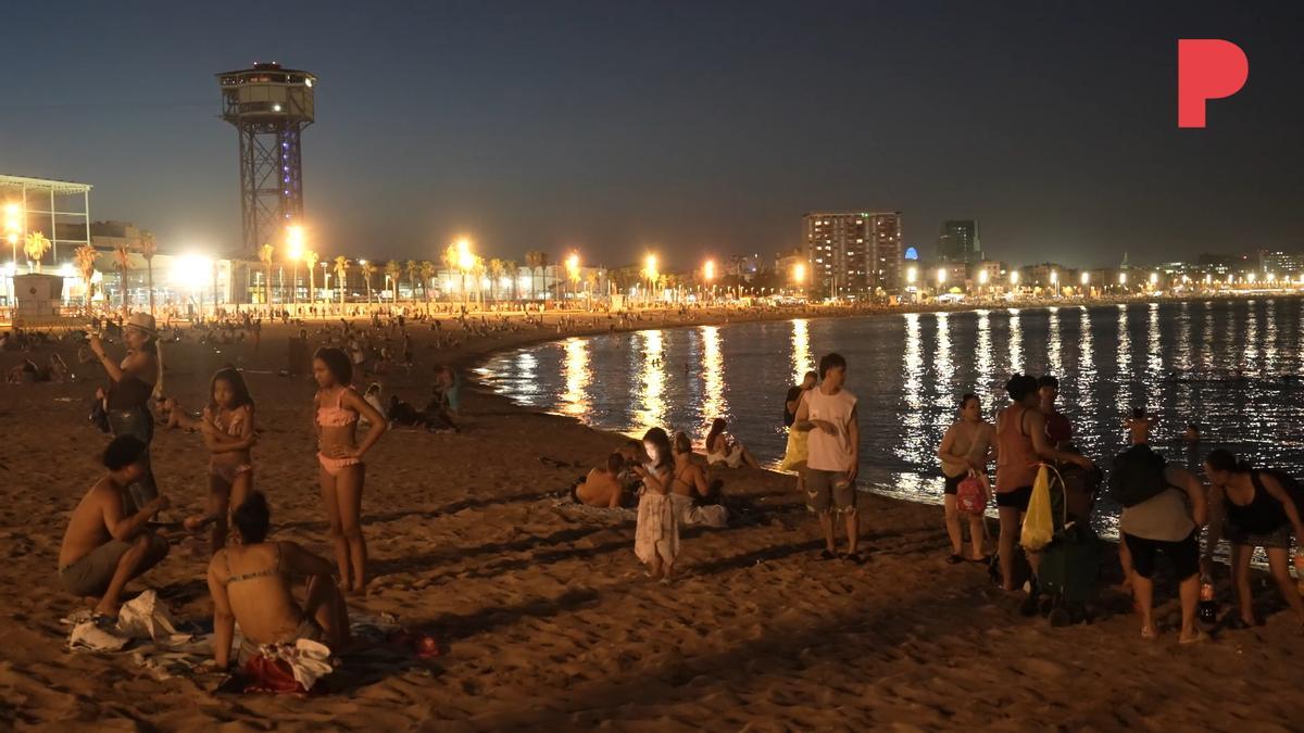 Turistas ‘sintecho’: “¿Pagar 100 euros por una noche? Prefiero dormir en la playa que pagar un hotel en Barcelona”