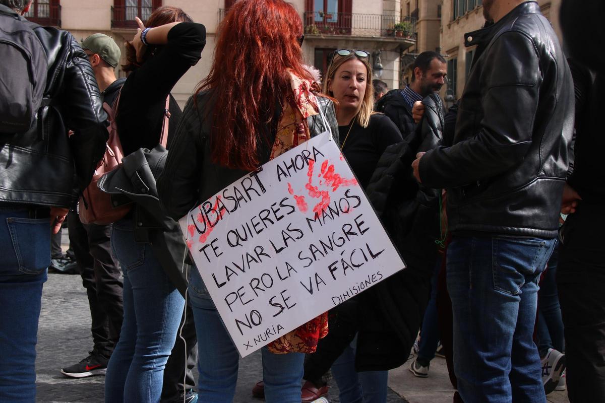 Pancartes i càntics contra la consellera Gemma Ubasart a la plaça Sant Jaume