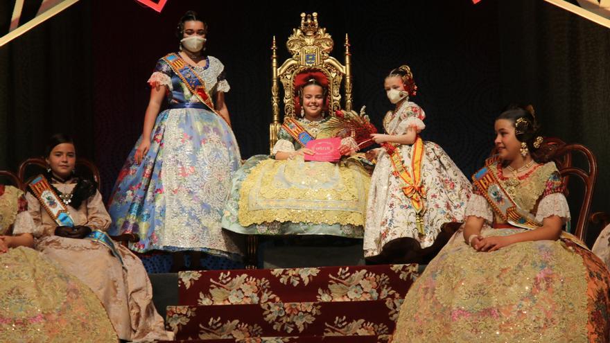 Burriana loa a la reina fallera infantil, Ana Giménez, a las puertas de Fallas