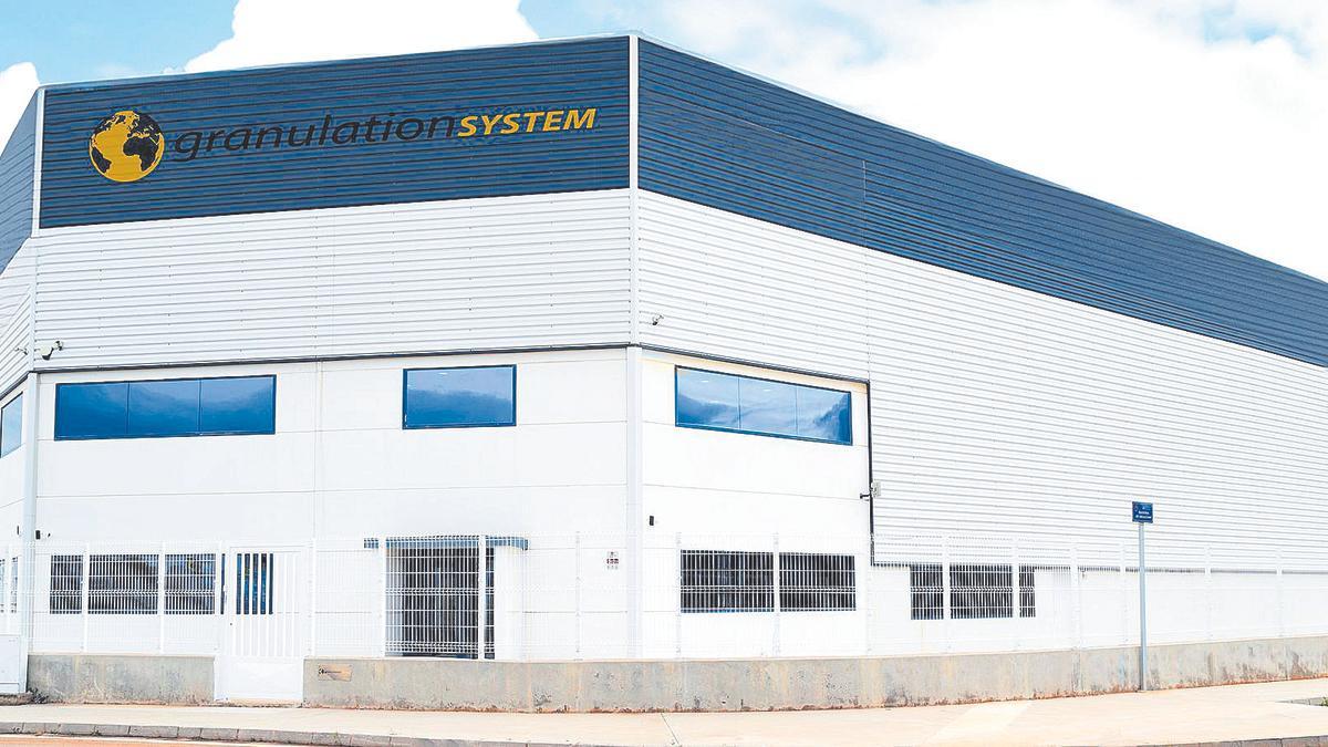 La sede de Granulation System se encuentra ubicada en la calle Sis Cuarts, número 2, del polígono industrial Sur 8, de Onda.