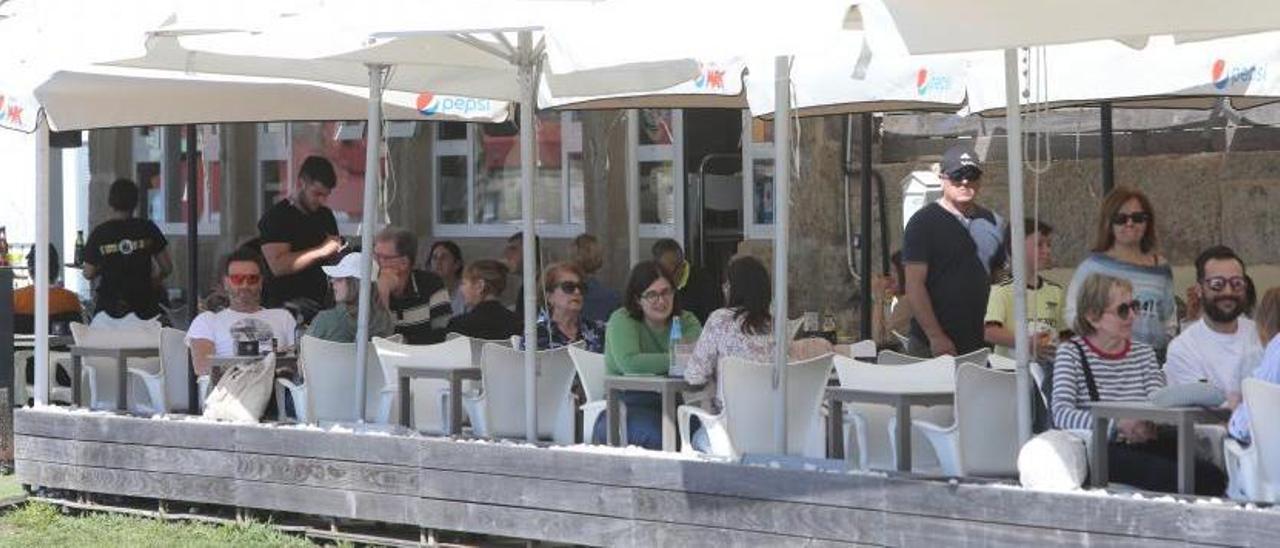 La hostelería soporta gran parte del empleo en O Morrazo. |  SANTOS ÁLVAREZ