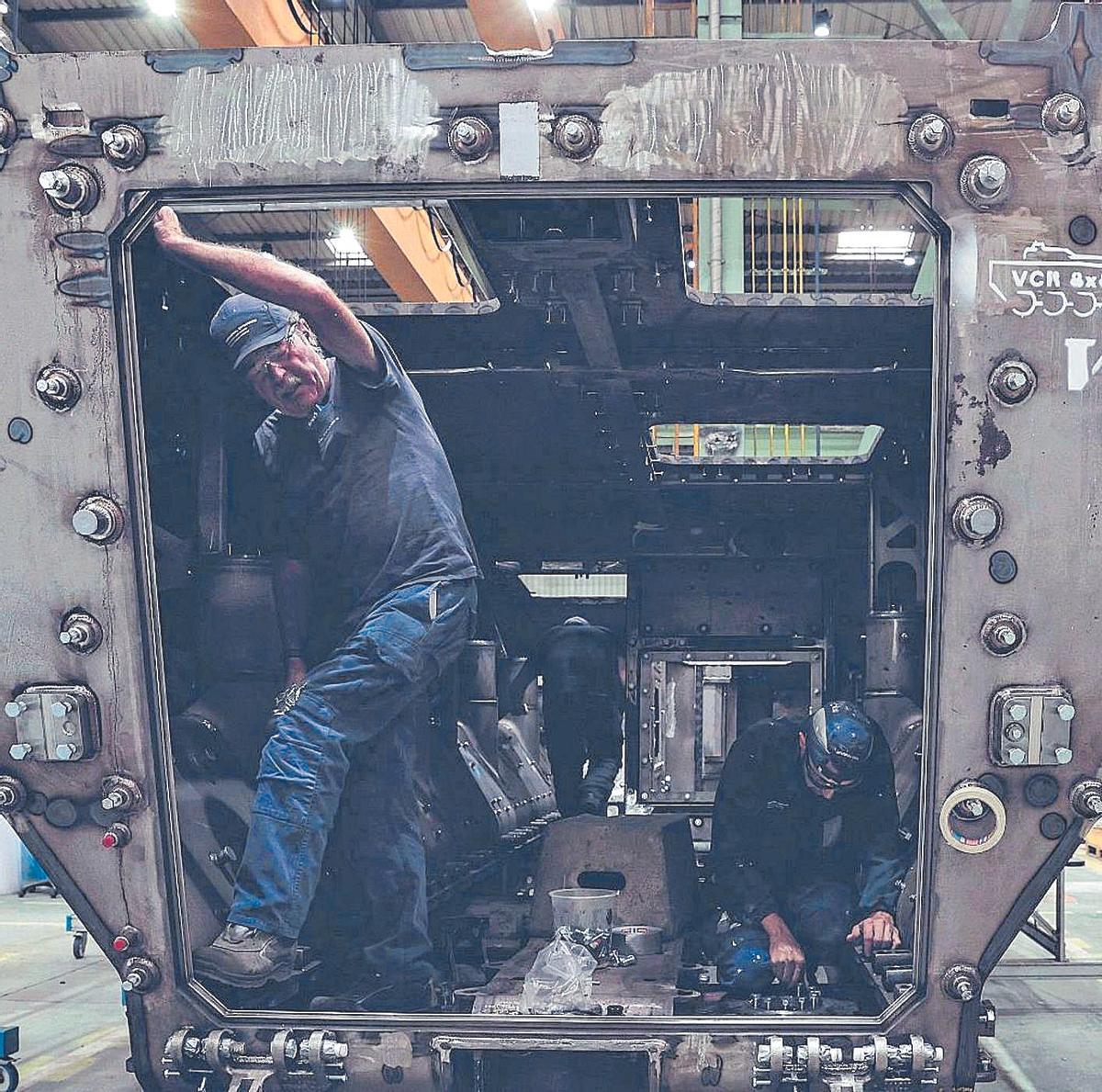 Varios operarios trabajan en un 8x8 ‘dragon’ en la fábrica de Santa Bárbara en Trubia (Oviedo).