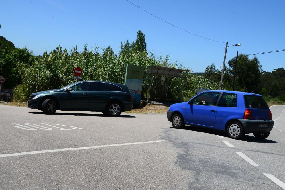 Hubo problemas de aparcamiento en la general de Viñó y quejas porque la presencia de peatones iba a acabar en atropellos.