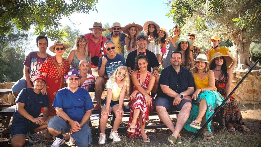 El equipo de la serie durante una pausa, con José Boto en el centro.