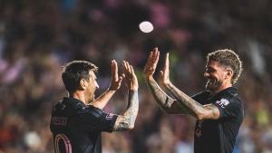 Leo Messi, celebrando un gol con De Paul