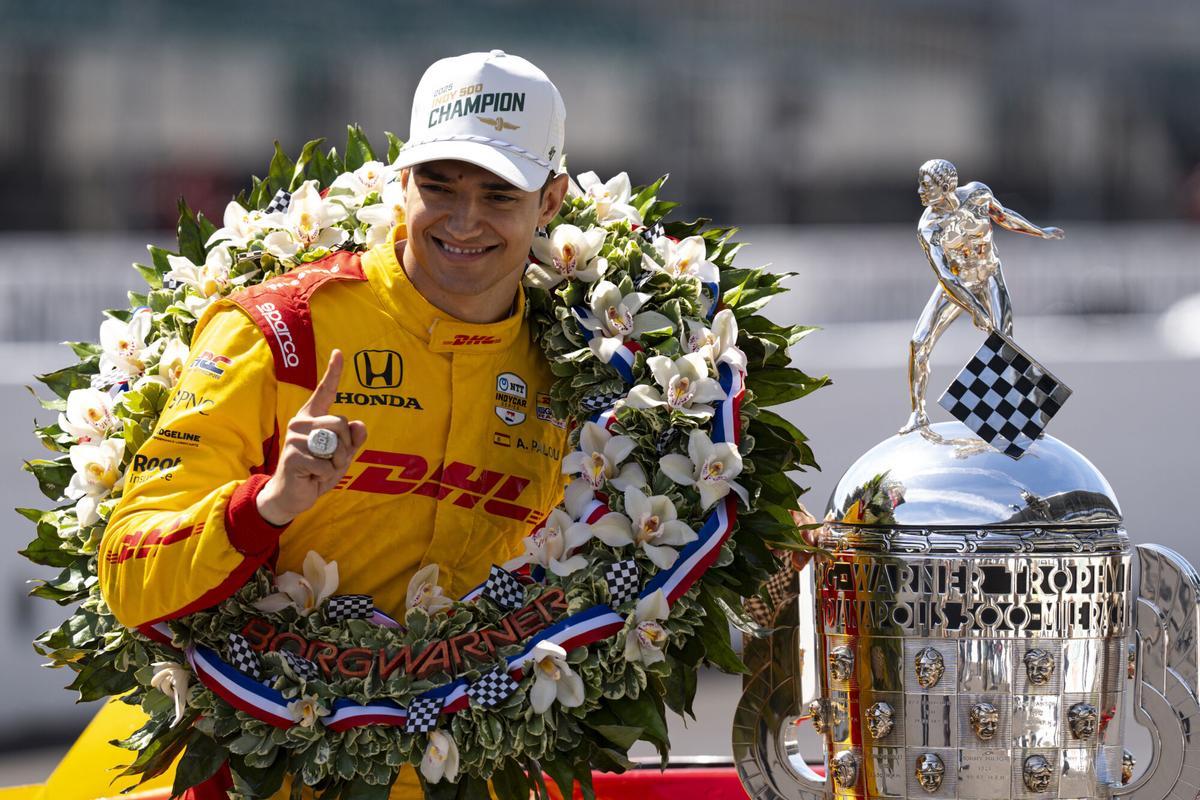 Alex Palou, con el trofeo Borg-Warner en el Indianapolis Motor Speedway
