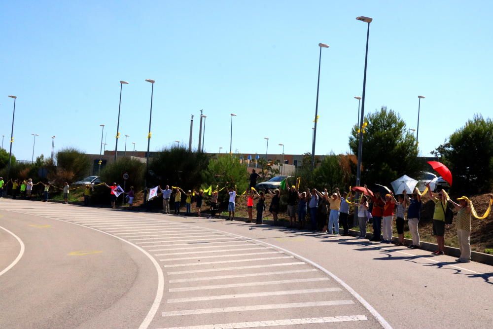 Unes 1.500 persones encerclen la presó del Puig de les Basses