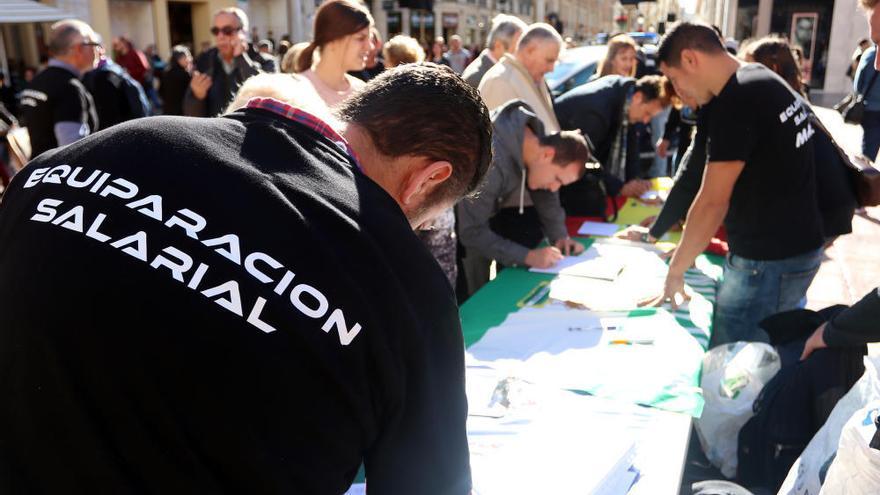 Los agentes recogieron firmas en la plaza de la Constitución el pasado 29 de diciembre.