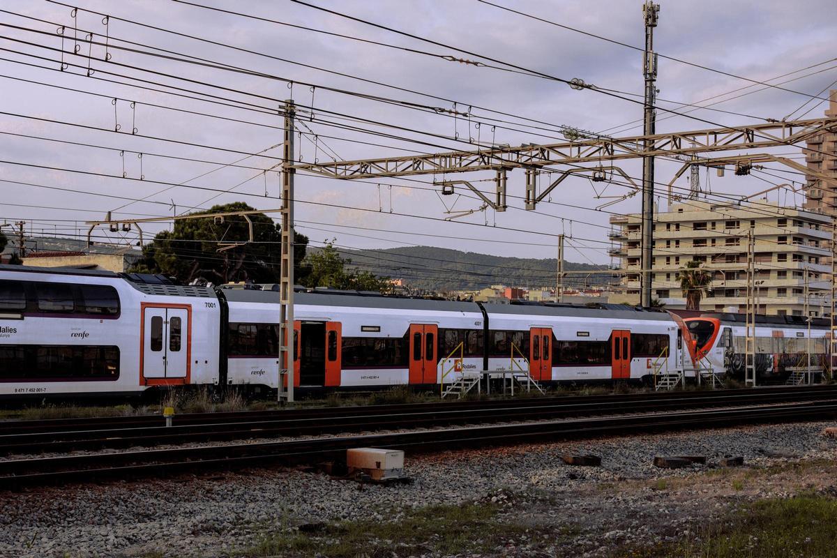 Trenes de la serie S452 de Renfe Rodalies, en la estación de Mataró.