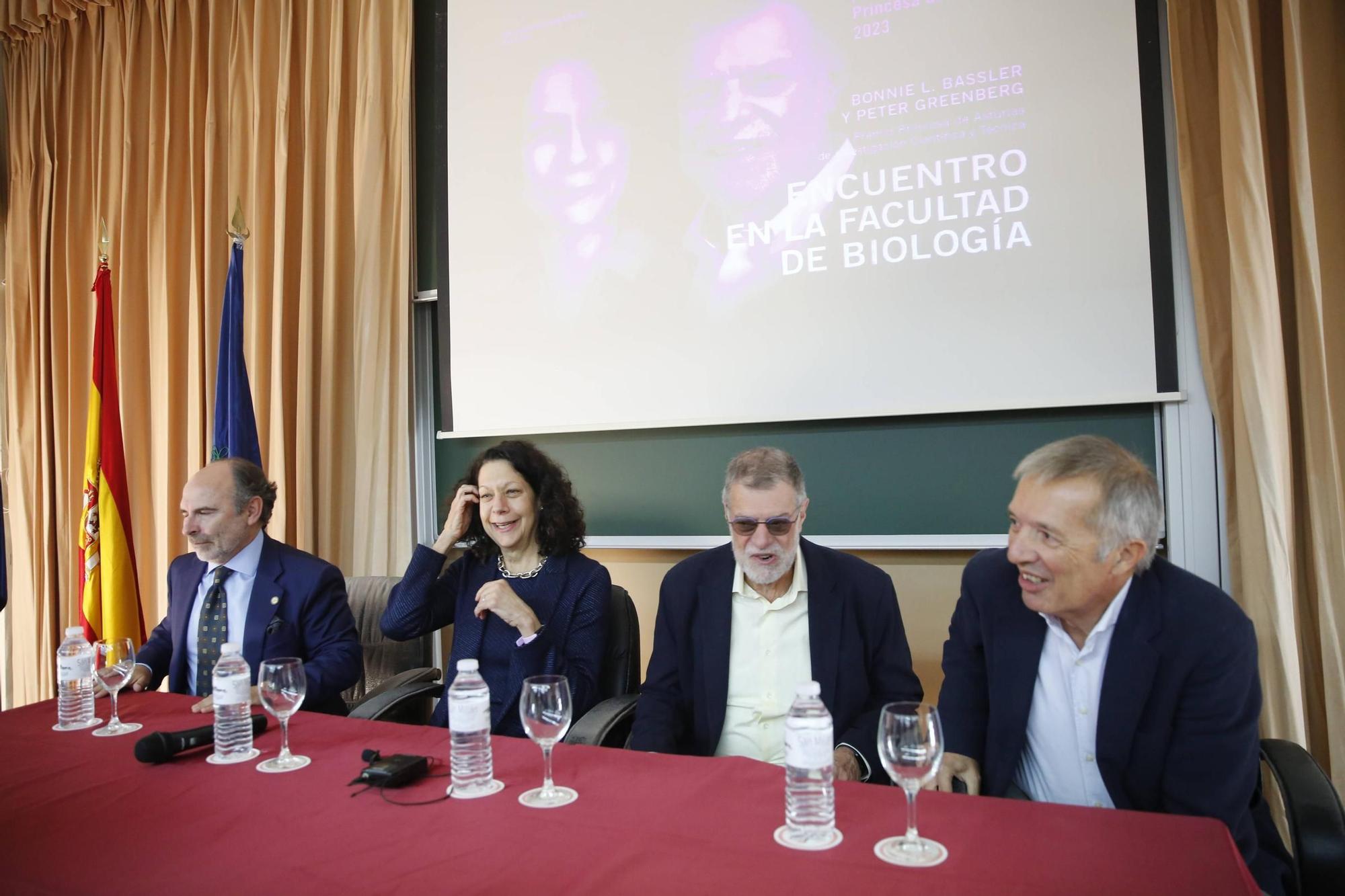 EN IMÁGENES: Los Premios "Princesa de Asturias" de Ciencias visitan la facultad de Biología.