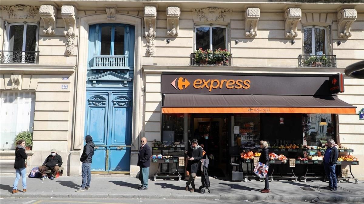 zentauroepp52920809 customers observe social distancing as they queue outside a200325160915 zentauroepp52920809 customers observe social distancing as they queue outside a200325160915