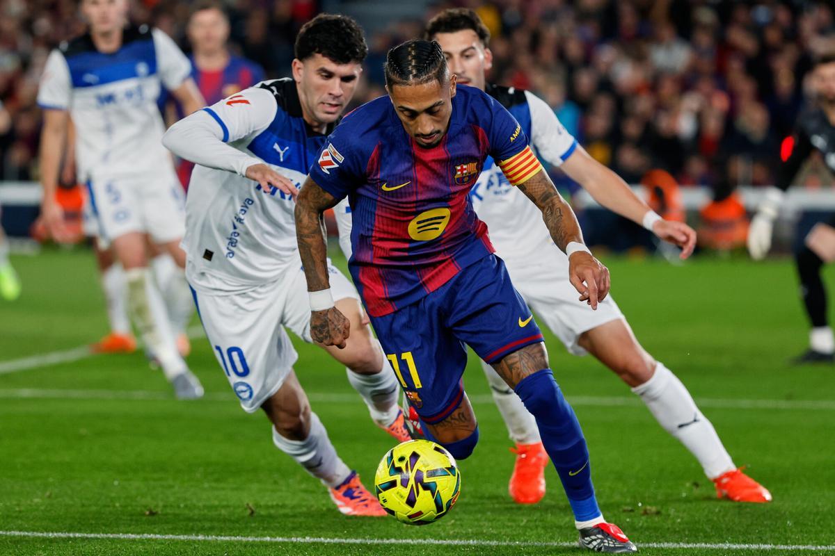 Raphinha volvió a ser titular ante el Alavés tras dos meses