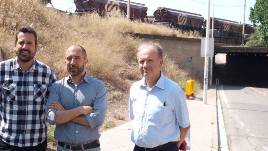 Els regidors Jordi Serracanta i Marc Aloy amb Josep Comellas, responsable d&#039;Infraestructures de FGC