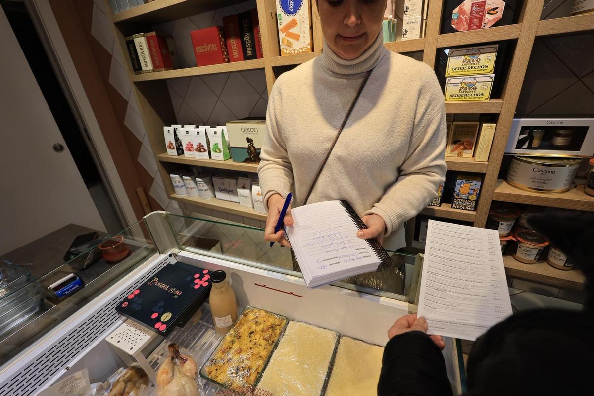 Recogiendo encargos de platos preparados para Nochevieja, en Escriche.