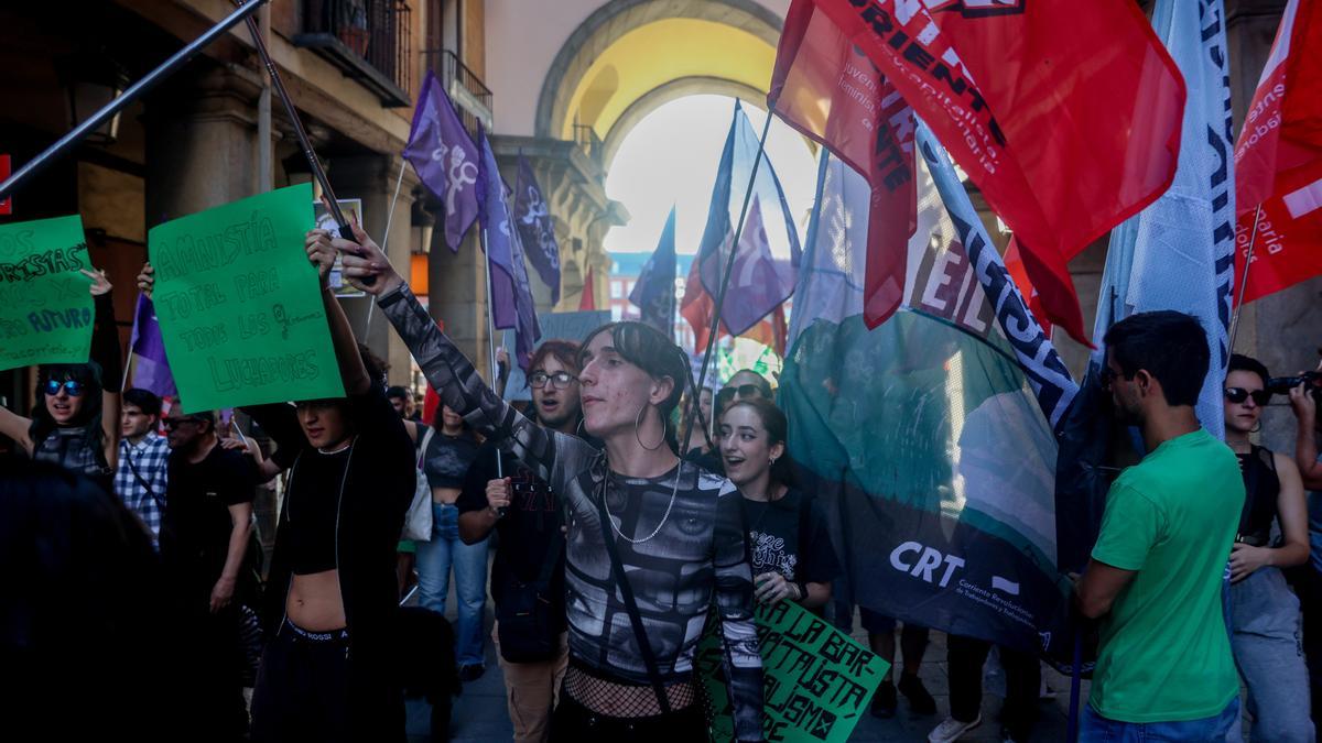 Decenas de activistas protestan en una manifestación por la descarbonización en la Plaza Mayor, a 15 de septiembre de 2023, en Madrid (España).